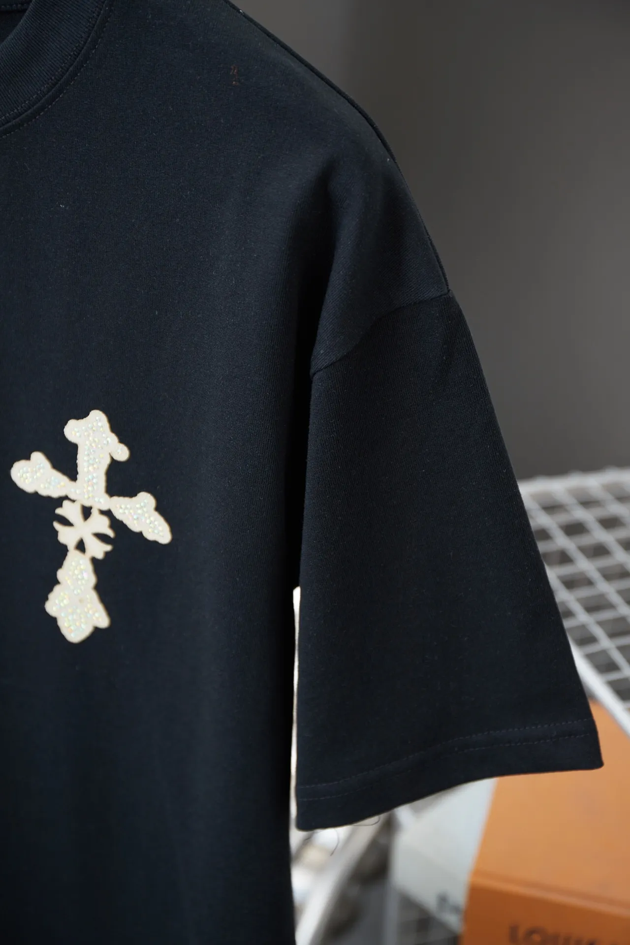🅿️210 Ch*ome Hearte 25SS early spring new model, silicone printed hot diamond short sleeves, light luxury, essential item for daily commuting for men and women, correct version, welcome to compare, detailed features · 320g 100% pure cotton double yarn jersey fabric · Custom dyed in the same vat, special thickened 32 count double-strand 1X1 thread · Croix heart cross patch➕Imported Australian matte pearlescent diamonds➕Thick plate Croix heart letters · Double-needle stitching across seams · Original main mark washed tag brand moisture-proof paper packaging Color: black/white Size: S/M/L/XL